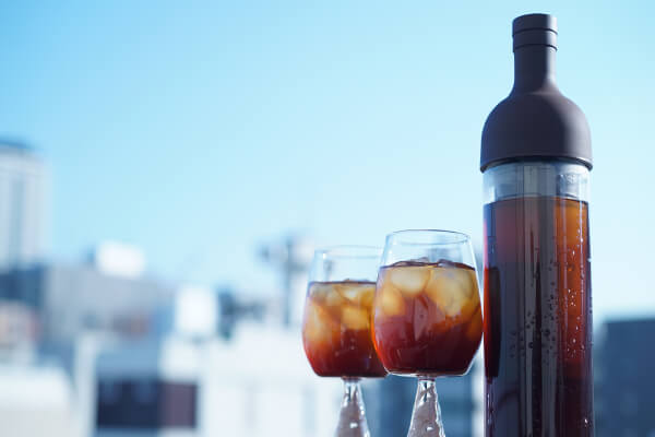 Pha chế cold brew.