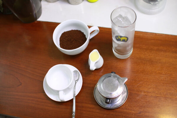 Nguyên liệu và dụng cụ để pha cà phê sữa đá.